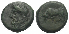 Sizilien. Tauromenion.

 Bronze. Ca. 357 - 305 v. Chr.
Vs: Kopf eines Flußgottes oder des Poseidon (?) mit Schilfkranz links.
Rs: Stier mit gesenk...