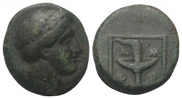 Makedonien. Amphipolis.

 Bronze. Ca. 357 - 353 v. Chr.
Vs: Männlicher Kopf mit Tainia rechts.
Rs: Ethnikon um Fackel; das Ganze in Linienquadrat....