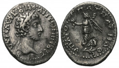 Kappadokien. Kaisareia (Caesarea). Commodus (177 - 192 n. Chr.).

 Drachme (Silber).
Vs: Kopf des Commodus mit Lorbeerkranz rechts.
Rs: Nike mit P...