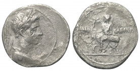 Augustus (31 v. - 14 n. Chr.).

 Denar (Silber). ca. 29 - 27 v. Chr. Rom.
Vs: Kopf des Terminus mit Lorbeerkranz rechts, links im Feld Blitzbündel....