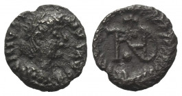 Ostgoten. Theoderich (490 - 526 n. Chr.).

 Viertelsiliqua (Silber). Ravenna.
Im Namen des Anastasius (491 - 518)
Vs: DN ANASTASIVS PP AVG. Büste ...
