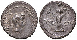 M. Antonius
Römische Münzen. Denarius, Anfang 41 v. Chr.. Av.: M ANTONIVS IMP III VIR R P C, Kopf n.r., dahinter Lituus. Rv.: PIETAS - COS, Pietas mit...