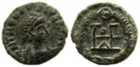 Theodosius II, 402-450 AD. AE Nummus. Constantinople mint.