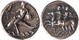 CALABRE, Tarente (334-330). Statère (6.57 g) aux Dioscures galopant à g. R/ Taras sur le dauphin tient une Niké, deux lances et un bouclier. Vlasto 77...