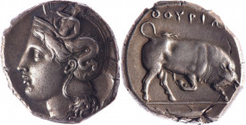 LUCANIE, Thurium (400-350). Distatère (15.78 g) à la tête d’Athéna à gauche coiffée du casque athénien orné d’un scylla. R/Taureau cornupète et thon à...