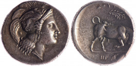 LUCANIE, Thurium (400-350). Distatère (15.60 g) à la tête d’Athéna à gauche coiffée du casque orné d’un griffon. R/ branche au dessus du taureau, à l’...