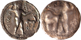 BRUTTIUM, Caulonia (500-480). Statère incus (7.48 g) à l’Apollon nu tenant de sa main droite une branche de laurier et avec sur son bras gauche un pet...