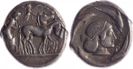 SICILE, Syracuse, Hiéron I (478-466). Tétradrachme (17.21 g) au quadrige au pas couronné par Niké. R/ Tête d’Aréthuse entourée de quatre dauphins. Poz...