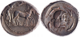 SICILE, Syracuse, Hiéron I (478-466). Tétradrachme (17.50 g). quadrige au pas couronné par Niké. R/ Tête d’Aréthuse entourée de quatre dauphins. Pozzi...