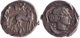 SICILE, Syracuse, Démocratie (466-413). Tétradrachme (17.35 g) au quadrige au pas couronné par Niké. R/ à la tête d’Aréthuse portant un ténia, entouré...