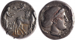 SICILE, Syracuse, Démocratie (466-413). Tétradrachme (17.45 g). au quadrige au pas couronné par Niké. R/ à la tête d’Aréthuse, entourée de quatre daup...
