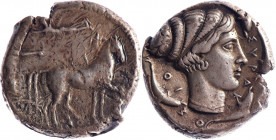 SICILE, Syracuse, Démocratie (466-413). Tétradrachme (17.19 g), au quadrige au pas couronné par Niké. R/ à la tête d’Aréthuse, entourée de quatre daup...