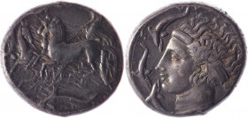 SICILE, Syracuse, Dionysos I (405-367). Tétradrachme (17.34 g) non signé, dans le style d’Eukléidas. A/ Spectaculaire quadrige au galop avec dauphin à...