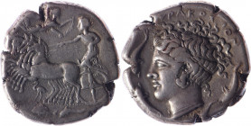 SICILE, Syracuse, Dionysos I (405-367).. Tétradrachme (17 g) attribué à Eumènes (non signé). A l’avers grue sous le quadrige et, à l’exergue, dauphin ...