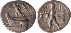 MACEDOINE, Demetrius Polyorcète (306-283). Drachme (4.11 g) à la Niké sonnant de la trompette sur une proue de navire. R/ Poséidon nu marchant à g. Pr...