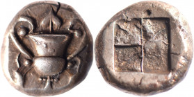 CYCLADES, Naxos (520-490). Statère (12.32 g) au canthare dionysiaque surmonté d’une feuille de lierre, une grappe de raisin pendant de chaque anse. R/...