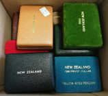 Lot
New Zealand. 12 Stück 1 Dollar ab ca. 1980 in Original Etuis z. T. mit Überkartons. stgl/PP