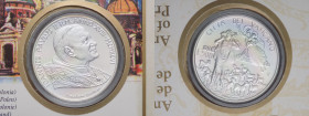 Città del Vaticano - Confezione Filatelico-Numismatica 1996 - Composta da n.3 francobolli da 500-750-1250 Lire con annullo e 500 Lire in argento - In ...