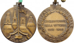 Italia - Medaglia Comitato Provinciale Vicenza "Cinquantenario della vittoria" 1918-1968 - con appiccagnolo e nastrino tricolore rilegato a spilla - g...