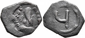 Phocas, 602-610. Pentanummium (Bronze, 16 mm, 1.19 g, 6 h), Constantinopolis. d m FOC P P AV Diademed, draped, bearded and cuirassed bust of Phocas to...