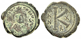 MAURICE TIBERIUS.(582-602).Antioch.Half Follis.

Obv : d N mAYΓI CN P AYΓ.
Crowned facing bust, wearing consular robe, holding mappa and eagle-tipped ...