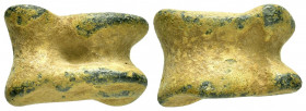 ANCIENT ROMAN BRONZE KNUCKLEBONE.(1th-2nd century).Ae.

Obv : Blank.

Rev : Blank.

Condition : Good very fine. 

Weight : 18.9 gr
Diameter : 22 mm