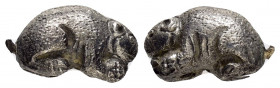 ANCIENT ROMAN SILVER MOUSE.(1st-2nd century).Ar.

Obv : Mouse.

Rev : Blank.

Condition : Good very fine.

Weight : 4.3 gr
Diameter : 16 mm