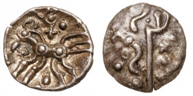 Celtic Britain, Dobunni.
AR Unit/Quinarius
1,14 g / 14 mm
~ 35-30 BCE
Celticized head right / Celticized horse left with triple tail left; above, ...
