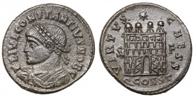 Constantius II. (Caesar, 324-337)
AE Follis
3,48 g / 20 mm
Arles
Laureate, draped, and cuirassed bust left. / Camp gate with four turrets; star ab...