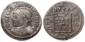 Constantius II. (Caesar, 324-337)
AE Follis
3,00 g / 19 mm
Arles
Laureate, draped, and cuirassed bust left. / Camp gate with four turrets; star ab...