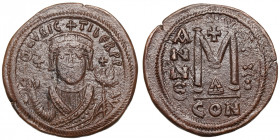 Maurice Tiberius (582-602)
AE Follis
12,94 g / 32 mm
Constantinople, RY 20 (601/2)
Crowned bust facing, wearing consular robes, holding mappa and ...