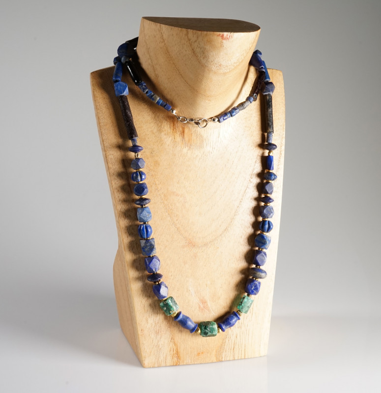 Ancient Beads Necklace

67 cm 
~ 1st-3rd century
Lapis lazuli and Emerald? b...