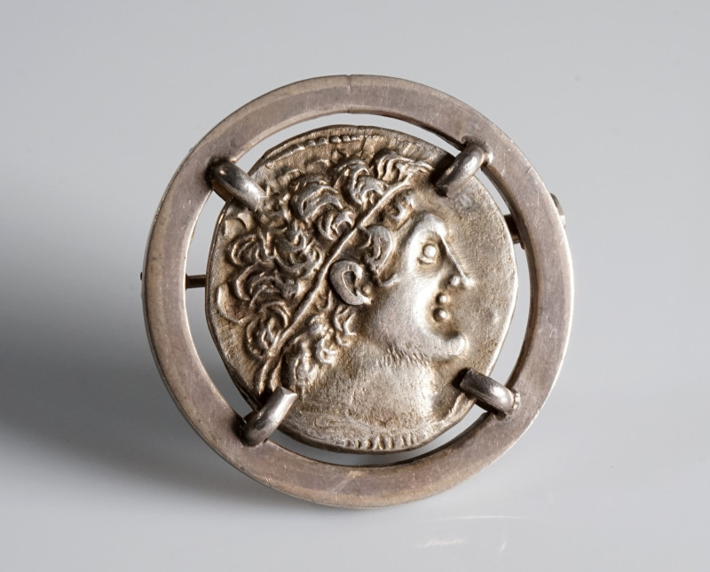 Modern Silver Brooch with Ptolemaic Coin
AR
20,60 g / 33 mm
Coin: Ptolemaic, ...