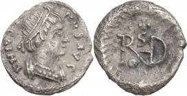 Ostrogothic Italy. Theoderic (493-526). AR Quarter Siliqua in the name of Justin I, Ravenna mint, c. 518-526 AD. Obv. DN IVSTI NVS P AVC. Pearl-diadem...