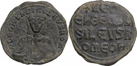 Leo VI the Wise (886-912). AE Follis, Constantinople mint. Obv. LЄOn bASILEVS ROm. Crowned bust facing, wearing chlamys and holding akakia. Rev. Legen...