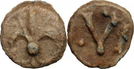 Tessera in piombo di epoca medievale. Obv. Fiordaliso. Rev. Monogramma. PB. 2.71 g. 15.00 mm. Bel BB.