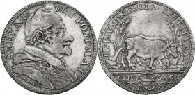 Roma. Alessandro VIII (1689-1691), Pietro Ottoboni. 1690. CNI 27; M. 16; Berm. 2176. AG. 17.38 g. 38.50 mm. RR. Lievissimi segnetti di grappatura. BB.