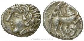 CARNUTES (Région de Chartres), Ier siècle av. J.-C., Drachme au loup et au cheval, (Argent - 3,25 g - 15,8 mm - 11h)
A/ Tête à gauche parée d'un coll...