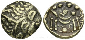 DUROTRIGES (Région sud de l'Angleterre), Ier siècle av. J.-C., Statère d'or type "British B", (Or allié - 6,09 g - 18,3 mm - 2h)
A/ Anépigraphe. Tête...