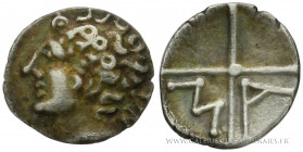 VOLQUES ARÉCOMIQUES - NEMAUSUS - NÎMES, Ier siècle av. J.-C., Obole NA, (Argent - 0,44 g - 9,7 mm - 9h)
A/ Tête d'Apollon à gauche ; à l'arrière de l...