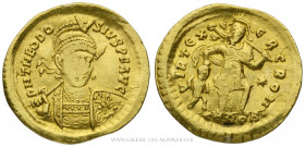 THÉODOSE II (402-450), Solidus frappé à Constantinople en 441, (Or - 4,45 g - 21,4 mm - 6h)
A/ DN THEODO-SIVS PF AVG. Buste casqué et cuirassé de Thé...