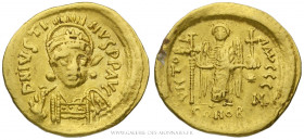 JUSTIN Ier (518-527), Solidus frappé à Constantinople, (Or - 4,44 g - 21,5 mm - 6h)
A/ DN IVSTI-NVS PP AVG. Buste casqué et cuirassé de Justin Ier de...