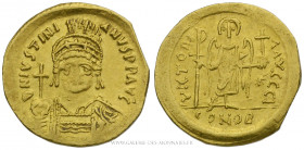 JUSTINIEN Ier (527-565), Solidus frappé à Constantinople, (Or - 4,32 g - 20 mm - 6h)
A/ DN IVSTINI-ANVS PP AVG. Buste casqué et cuirassé de Justinien...