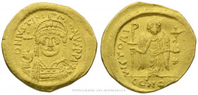 JUSTINIEN Ier (527-565), Solidus frappé à Constantinople, (Or - 4,36 g - 20 mm - 6h)
A/ DN IVSTINI-ANVS PP AVG. Buste casqué et cuirassé de Justinien...