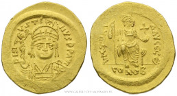 JUSTIN II (565-578), Solidus frappé à Constantinople, (Or - 4,47 g - 21,5 mm - 6h)
A/ DN IV-STI-NVS PP AVG. Buste casqué de Justin II de face tenant ...