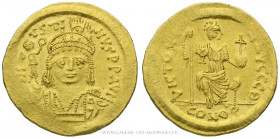 JUSTIN II (565-578), Solidus frappé à Constantinople, (Or - 4,46 g - 20,3 mm - 6h)
A/ DN IV-STI-NVS PP AVG. Buste casqué de Justin II de face tenant ...