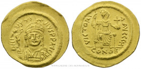 JUSTIN II (565-578), Solidus frappé à Constantinople, (Or - 4,43 g - 21,3 mm - 6h)
A/ DN IV-STI-NVS PP AVG. Buste casqué de Justin II de face tenant ...