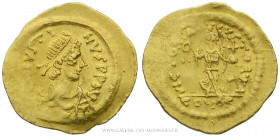JUSTIN II (565-578), Trémissis frappé à Constantinople, (Or - 1,43 g - 15,9 mm - 6h)
A/ DN IVSTINVS PP AV. Buste diadémé de Justin II à droite.
R/ V...