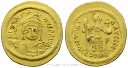 JUSTIN II (565-578), Solidus frappé à Constantinople, (Or - 4,49 g - 21 mm - 6h)
A/ DN I-VS-T-I-NVS PPAVG. Buste casqué de face de Justin II tenant l...