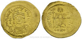 MAURICE TIBÈRE (582-602), Solidus frappé à Constantinople, (Or - 4,38 g - 21,7 mm - 6h)
A/ DN MAVRC - TIB PP AVG. Buste casqué de Maurice Tibère de f...